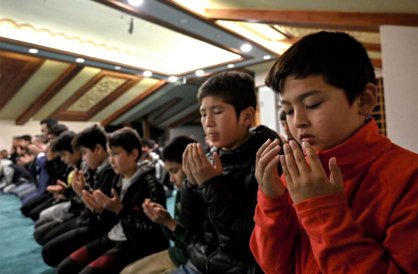 uyghurs muslim China में हजारों बच्चे 'अनाथ' जैसा जीवन जीने पर मजबूर, डिटेंशन कैंपों में माता-पिता कैद