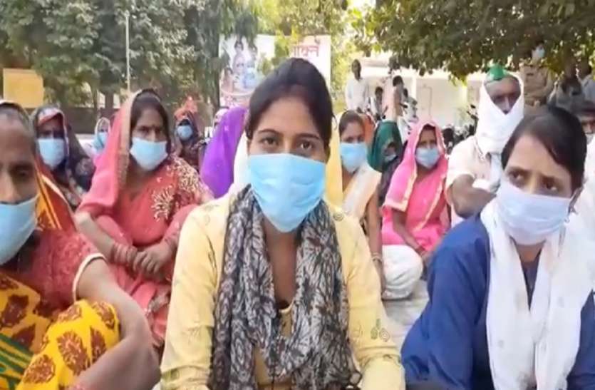 रोजगार सेविका पर लगा आवास दिलाने के नाम पर अवैध वसूली का आरोप, किया प्रदर्शन रोजगार सेविका पर लगा आवास दिलाने के नाम पर अवैध वसूली का आरोप, किया प्रदर्शन