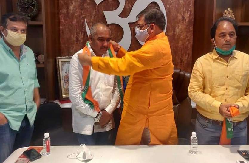 Block Congress president Shahnawaz Khan joined BJP Nagar Nigam Election 2020: शुरू हुआ नेताओं का दल-बदल सिलसिला, आमेर ब्लॉक कांग्रेस अध्यक्ष ने ‘हाथ’ छोड़ थामा ‘कमल’