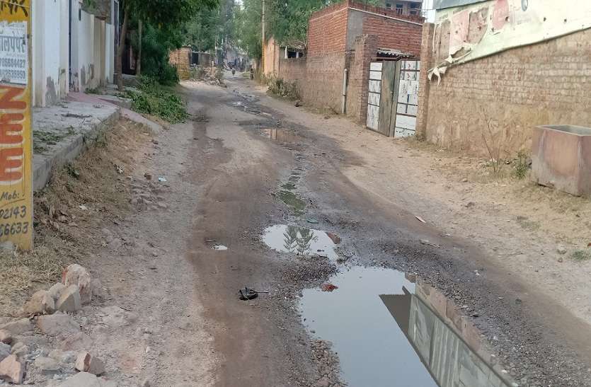 सिटीजन रिपोर्टर... सड़क पर बह रहा गंदा पानी, राहगीर परेशान सिटीजन रिपोर्टर... सड़क पर बह रहा गंदा पानी, राहगीर परेशान