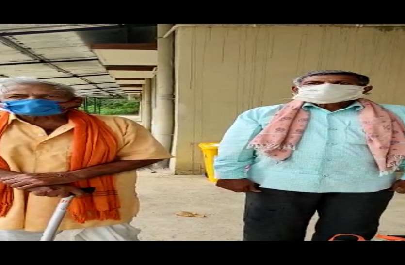 93 वर्षीय बुजुर्ग ने दी कोरोना को मात, स्वस्थ होकर लौटे घर 93 वर्षीय बुजुर्ग ने दी कोरोना को मात, स्वस्थ होकर लौटे घर