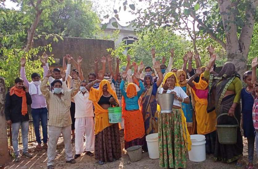 पेयजल समस्या को लेकर फूटा आक्रोश पेयजल समस्या को लेकर फूटा आक्रोश