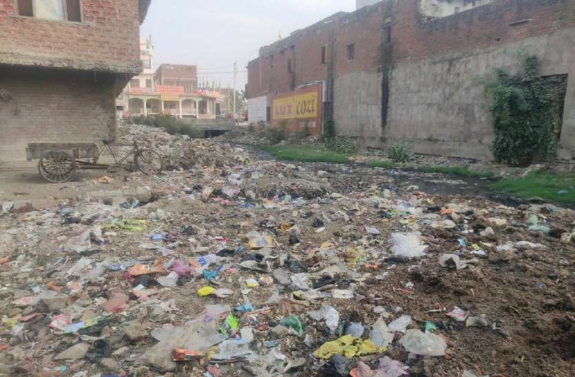 गंदे पेयजल की समस्या से जूझते हैं वार्डवासी, पार्षद नदारद गंदे पेयजल की समस्या से जूझते हैं वार्डवासी, पार्षद नदारद