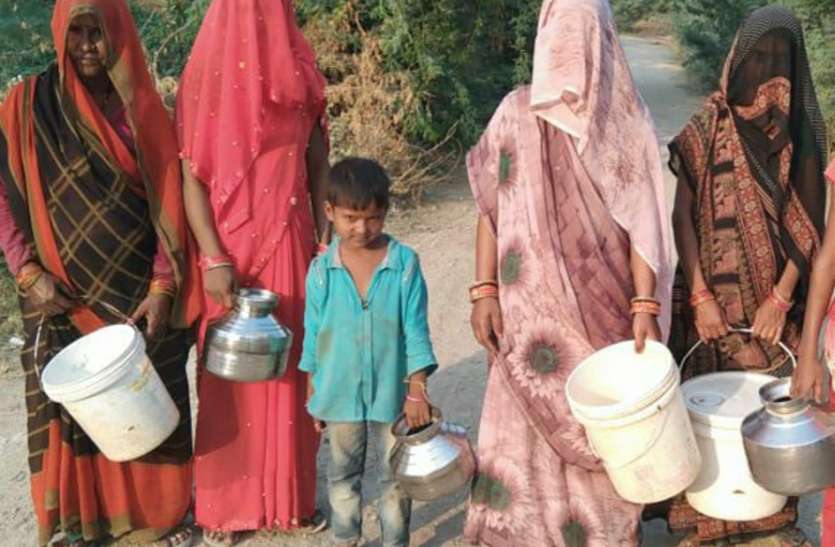 ट्यूबवेलों से पानी का परिवहन करने को मजबूर हैं ग्रामीण ट्यूबवेलों से पानी का परिवहन करने को मजबूर हैं ग्रामीण