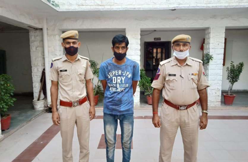 मोटरसाइकिल चोरी के साथ आयकरकर्मी गिरफ्तार मोटरसाइकिल चोरी के साथ आयकरकर्मी गिरफ्तार