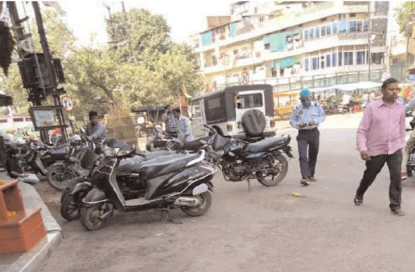 cms-2 रोज रात महफिल के साथ सड़क पर अवैध पार्किंग