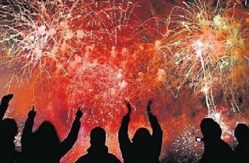 fireworks, on Deepawali (File photo) कोरोना से बचाव को NGT से गुहार, जनहित याचिका दायर