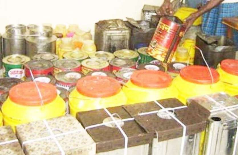 ब्रांडेड रैपर लगा, नकली घी बनाते पकड़ाए ब्रांडेड रैपर लगा, नकली घी बनाते पकड़ाए