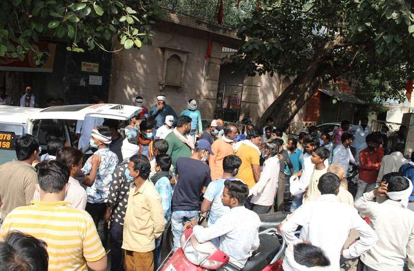 Employee was worried about not joining the job सफाईकर्मी की मौत परिजन की जिद दरोगा पर हो एफआइआर