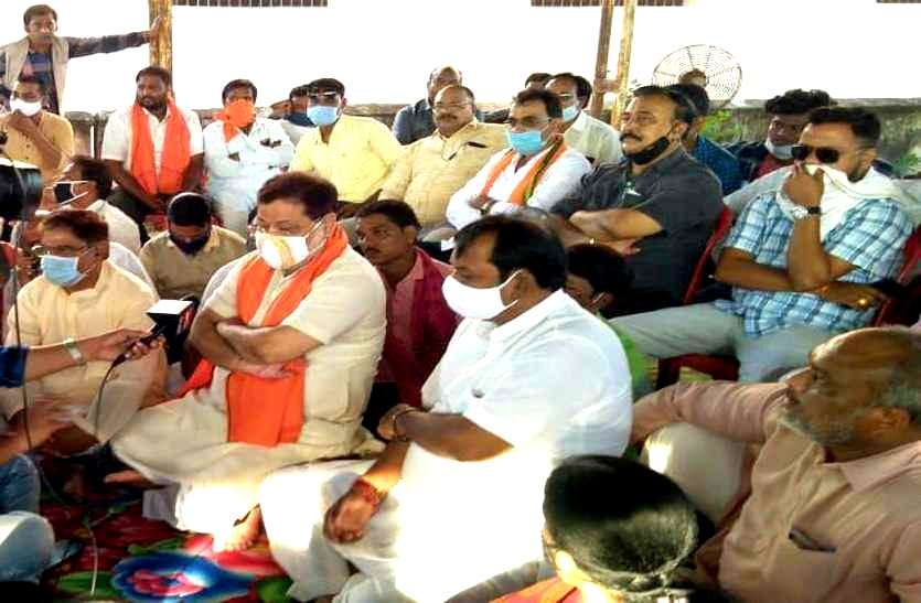 पाटन में शराब लूटकांड के आरोपी तीन भाजपा कार्यकर्ताओं को नहीं मिली जमानत, सांसद ने किया था पांच दिन अनशन पाटन में शराब लूटकांड के आरोपी तीन भाजपा कार्यकर्ताओं को नहीं मिली जमानत, सांसद ने किया था पांच दिन अनशन