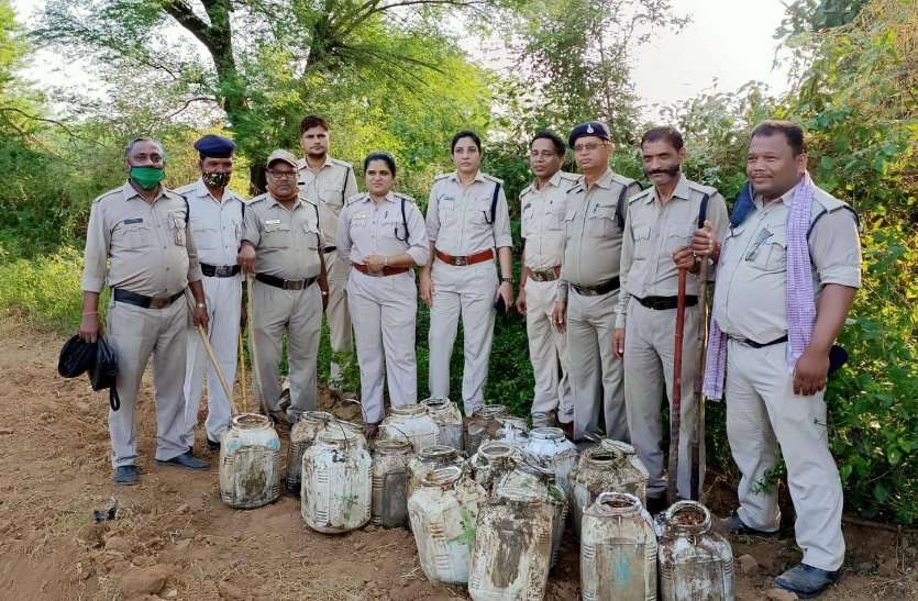 धधक रहीं थी भट्टियां, उबल रही थी शराब, यहां हो रहा जमकर अवैध कारोबार धधक रहीं थी भट्टियां, उबल रही थी शराब, यहां हो रहा जमकर अवैध कारोबार
