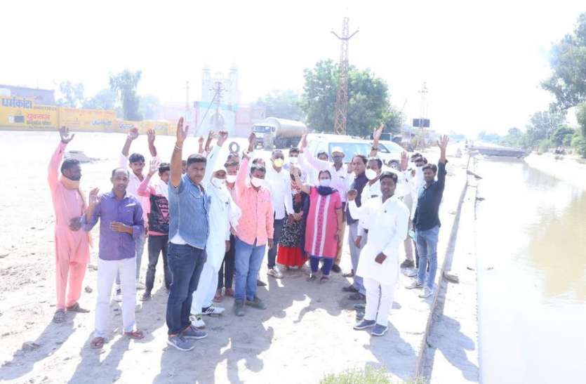 छठ घाट मामले में छल रहे अधिकारी, अधूरे निर्माण को पूरा करवाने की मांग को लेकर पूर्वांचल समाज के लोगों ने किया प्रदर्शन छठ घाट मामले में छल रहे अधिकारी, अधूरे निर्माण को पूरा करवाने की मांग को लेकर पूर्वांचल समाज के लोगों ने किया प्रदर्शन