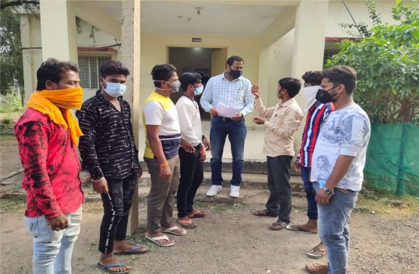 Linemen accused of indecency लाइनमेन पर लगाया अभद्रता करने का आरोप