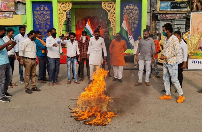 Protesting indecent remarks against women महिलाओं के विरूद्ध अशोभनीय टिप्पणी का विरोध