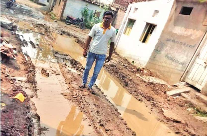 बांसखेड़ी में एक साल से सड़क खोद कर छोड़ दी बांसखेड़ी में एक साल से सड़क खोद कर छोड़ दी