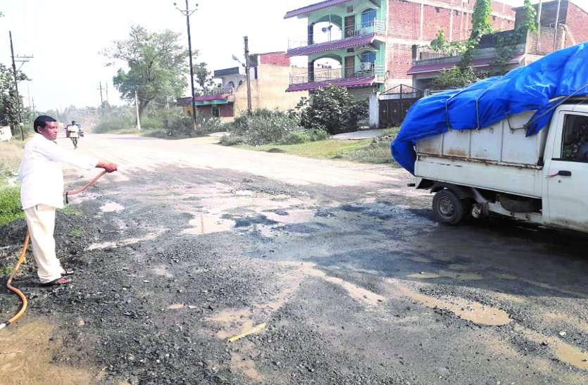 गड्ढे भरने डाल दिए गए डस्ट से एनएच पर धूल का गुबार, लोग सडक़ पर खुद ही कर रहे पानी का छिडक़ाव गड्ढे भरने डाल दिए गए डस्ट से एनएच पर धूल का गुबार, लोग सडक़ पर खुद ही कर रहे पानी का छिडक़ाव
