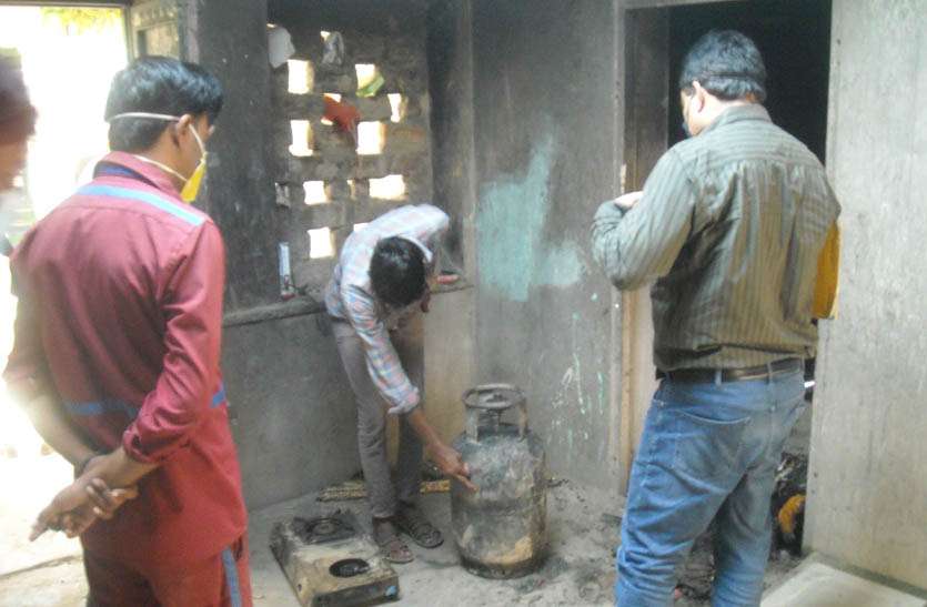 गैस सिलेंडर फटा, आग लगने से सामान जला गैस सिलेंडर फटा, आग लगने से सामान जला