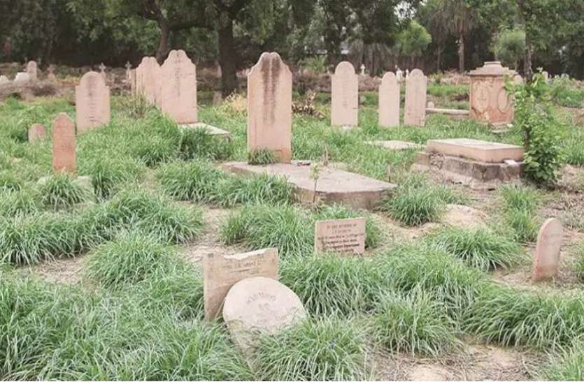 grave_jpeg.jpg कब्र में भी मुर्दों को नहीं मिल रहा चैन, आदमखोर कुत्ते बना रहे अपना निवाला