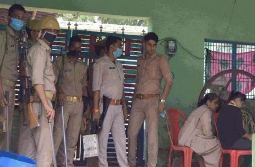 hathras.jpg हाथरस कांड: एक आरोपी के नाबालिग निकलने पर मृतका का भाई बोला- मार्कशीट में जन्मतिथि हो सकती है आगे-पीछे