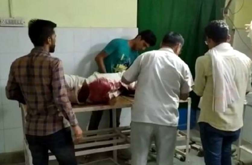 बालोद: सड़क किनारे बकरा लेनदेन की बात कर रहे चार लोगों को मालवाहक ने रौंदा, दो की मौत, दो गंभीर रूप से घायल बालोद: सड़क किनारे बकरी लेनदेन की बात कर रहे चार लोगों को मालवाहक ने रौंदा, दो की मौत, दो गंभीर रूप से घायल