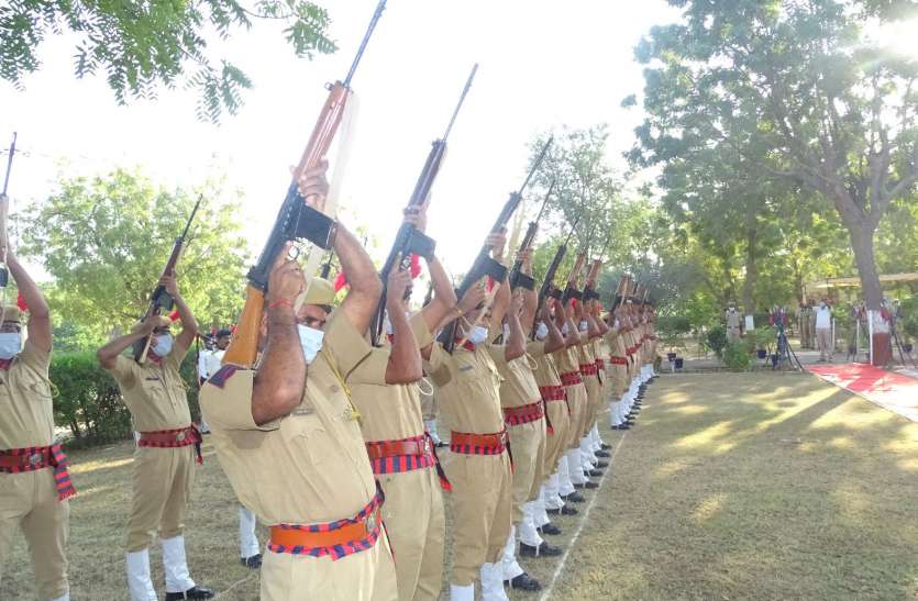 शहीद स्मारकों पर माल्यापर्ण, शहादत को किया सलाम शहीद स्मारकों पर माल्यापर्ण, शहादत को किया सलाम