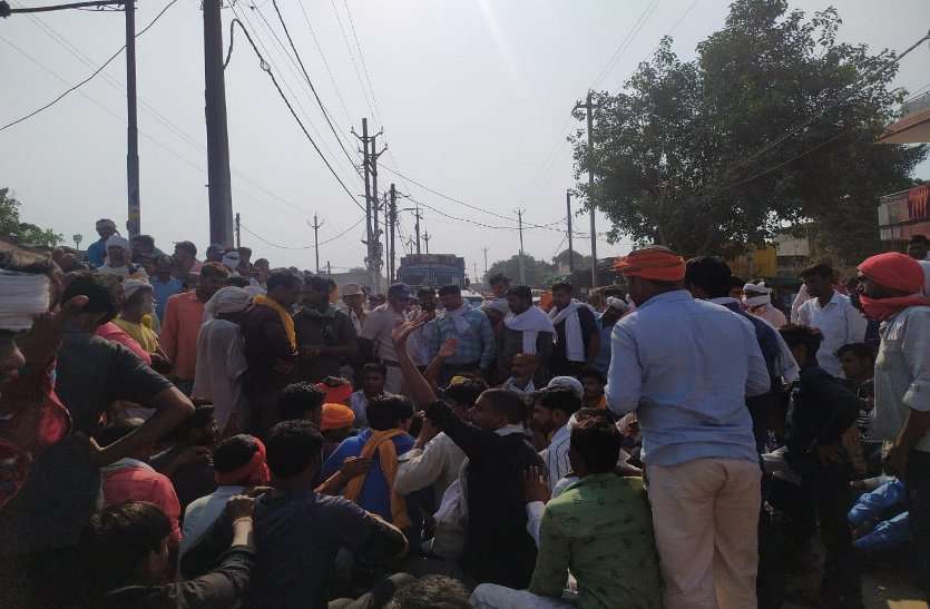 कृषि मंडी पहुंचे किसानों ने कच्ची पर्चियां थमाए जाने का किया विरोध, नारेबाजी व जाम Farmers uproar due to poor price of paddy, Get on the road, news in hindi, mp news, datia news धान की बेहतर कीमत न मिलने से किसानों का हंगामा , सडक़ पर उतरे
