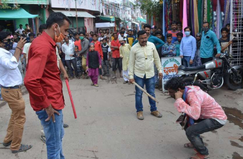 Police took out a procession of habitual criminal आदतन अपराधी ने भरे बाजार लहराया चाकू तो पुलिस ने दबोचकर सिखाया सबक
