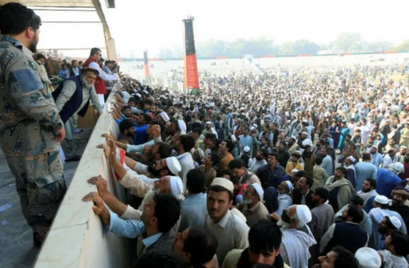 afghanistan_visa_center.png Afghanistan: पाकिस्तान का वीजा लेने पहुंचे हजारों लोग, भगदड़ मचने से 12 महिलाओं की मौत