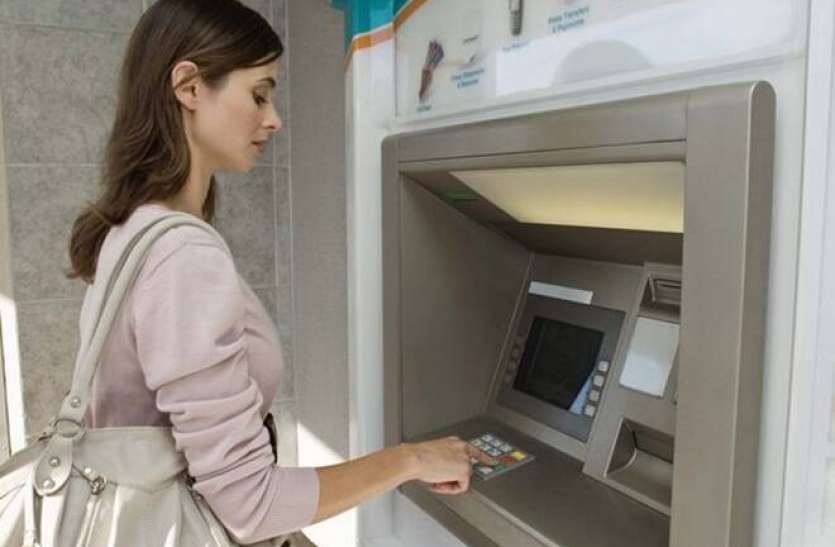 Withdraw cash over Rs 5,000 from ATM there may be additional charge ATM Cash Transaction के नियमों पर 8 साल बाद हो सकता है बड़ा बदलाव, आरबीआई ने सकती है बड़ा झटका