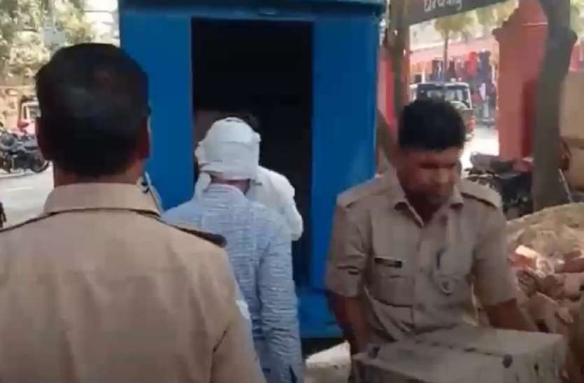 दुग्ध वाहन में ब्रांडेड शराब देख पुलिस वाले मुस्कुराए दुग्ध वाहन में ब्रांडेड शराब देख पुलिस वाले मुस्कुराए