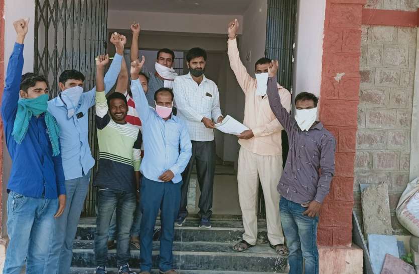 डिस्कॉमकर्मियों ने कलाई पर बांधी काली पट्टी, जताया विरोध डिस्कॉमकर्मियों ने कलाई पर बांधी काली पट्टी, जताया विरोध