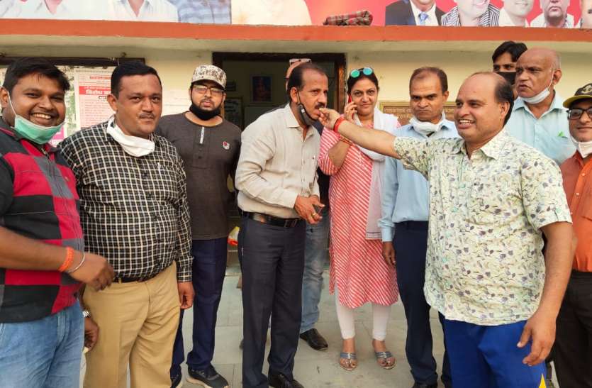 बोनस की घोषणा के बाद रेल चक्काजाम आंदोलन वापस लिया बोनस की घोषणा के बाद रेल चक्काजाम आंदोलन वापस लिया