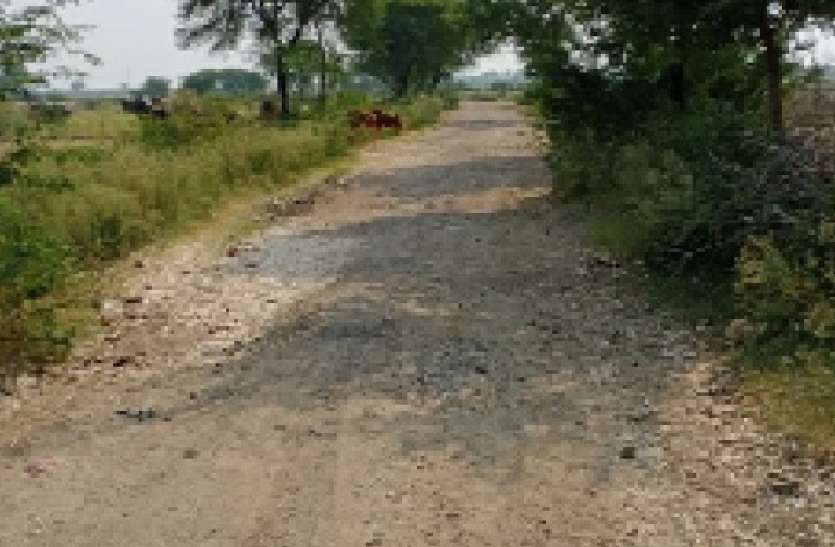 वाहन चालक फिसलकर हो रहे चोटिल वाहन चालक फिसलकर हो रहे चोटिल