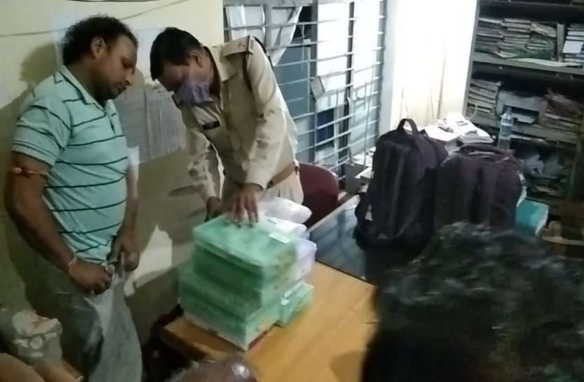चेकिंग प्वाइंट बनाकर की जा रही वाहन जांच Two million silver caught on Unav border, news in hindi, mp news, datia news उनाव बॉर्डर पर पकड़ी बीस लाख की चांदी