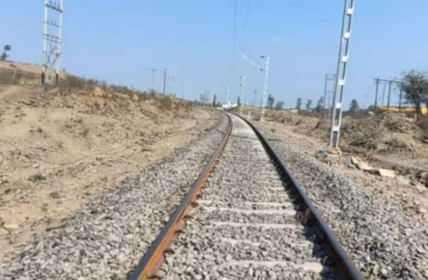 Construction of railway track from Mathela to Sanawad completed खुशखबरीः सनावद तक रेलवे ट्रैक का निर्माण कार्य पूरा, मेमू ट्रेन शुरू होने की उम्मीद को लगे पंख