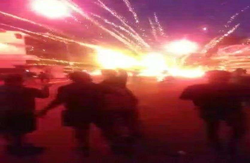 धमाकों से दहला अजमेर का केसरगंज धमाकों से दहला अजमेर का केसरगंज, लोगों में मची अफरा-तफरी