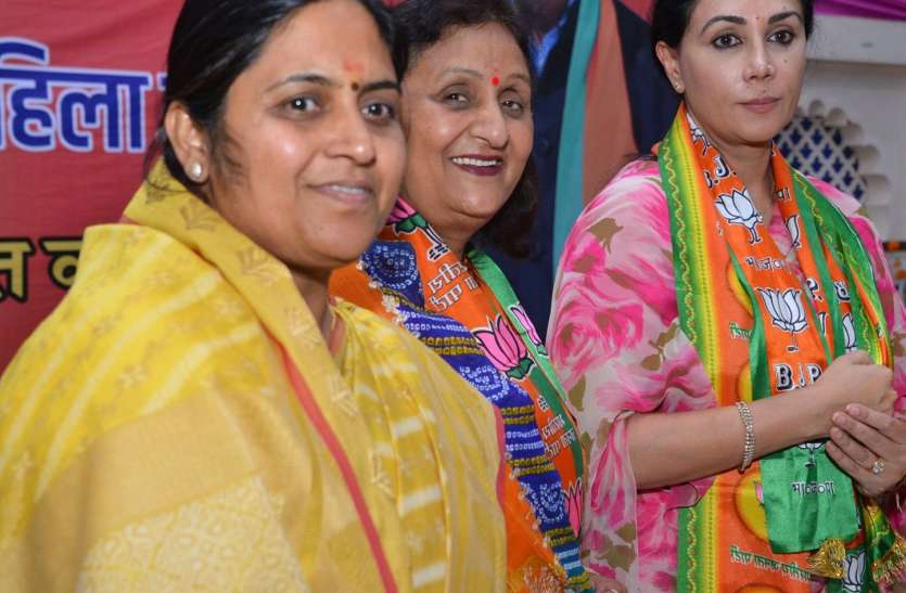 भाजपा महिला मोर्चा की नई प्रदेश अध्यक्ष अलका मूंदड़ा राजसमंद सांसद दीयाकुमारी व उदयपुर की पूर्व महापौर रजनी डांगी के साथ (फाइल फोटो) महिला मोर्चा की प्रदेश अध्यक्ष अलका बोली, महिलाओं को 33 प्रतिशत आरक्षण भी मोदी है तो मुमकिन होगा