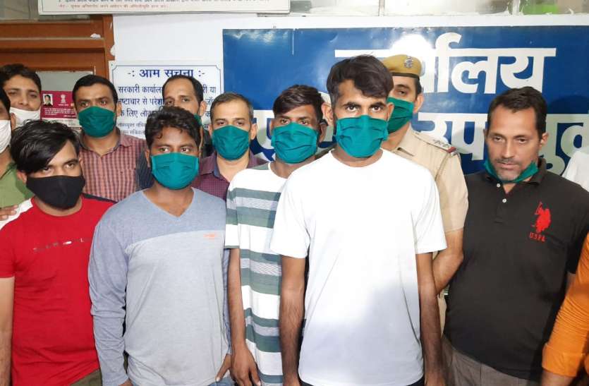 आभूषण व्यापारी से एक करोड़ लूटने वाले चार बदमाश गिरफ्तार आभूषण व्यापारी से एक करोड़ लूटने वाले चार बदमाश गिरफ्तार
