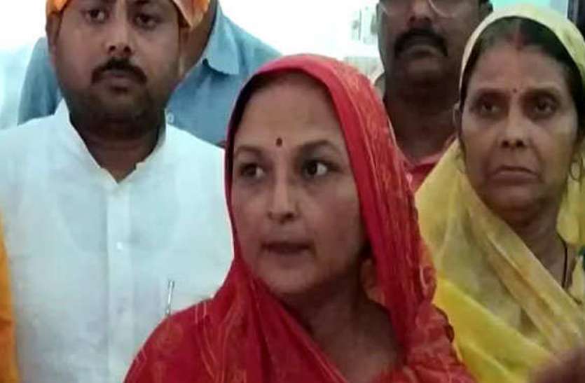 UP Top News : बलिया कांड में मुख्य आरोपी की भाभी की धमकी, एफआईआर नहीं तो सात औरतें कर लेंगी आत्मदाह UP Top News : बलिया कांड में मुख्य आरोपी की भाभी की धमकी, एफआईआर नहीं तो सात औरतें कर लेंगी आत्मदाह