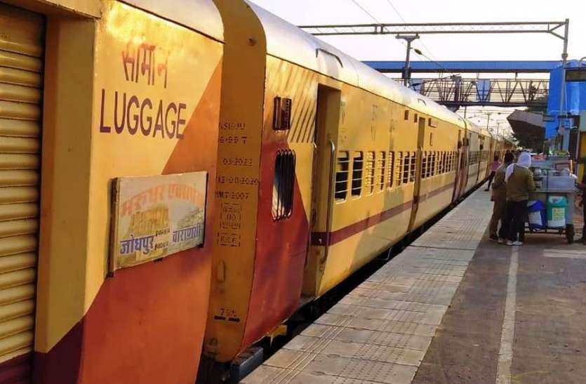 हजारों यात्रियों को ट्रेनों के चलने का इंतजार हजारों यात्रियों को ट्रेनों के चलने का इंतजार