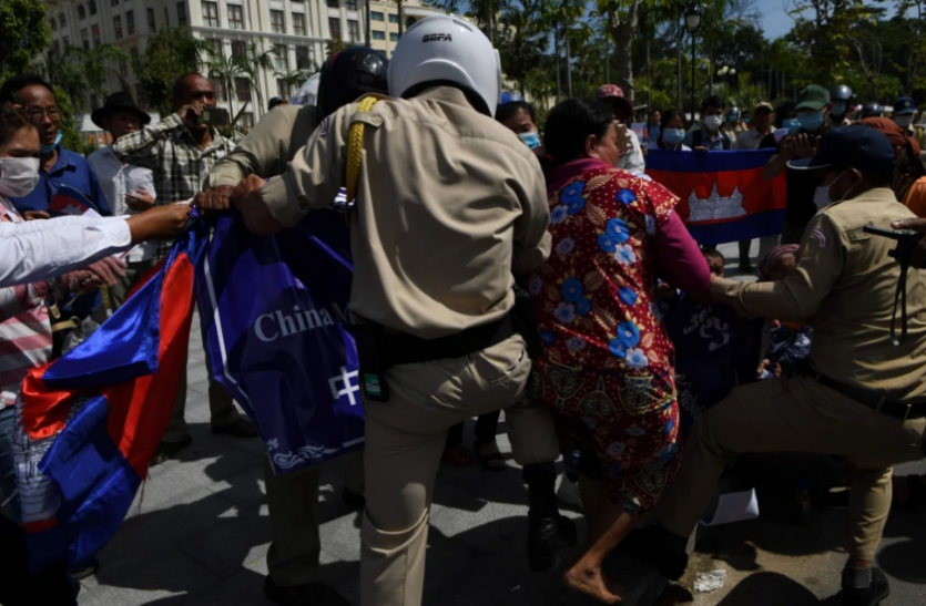 cambodia.png कंबोडिया में चीन के खिलाफ व्यापक प्रदर्शन, मिलिट्री बेस के विरोध में सड़कों पर उतरे लोग