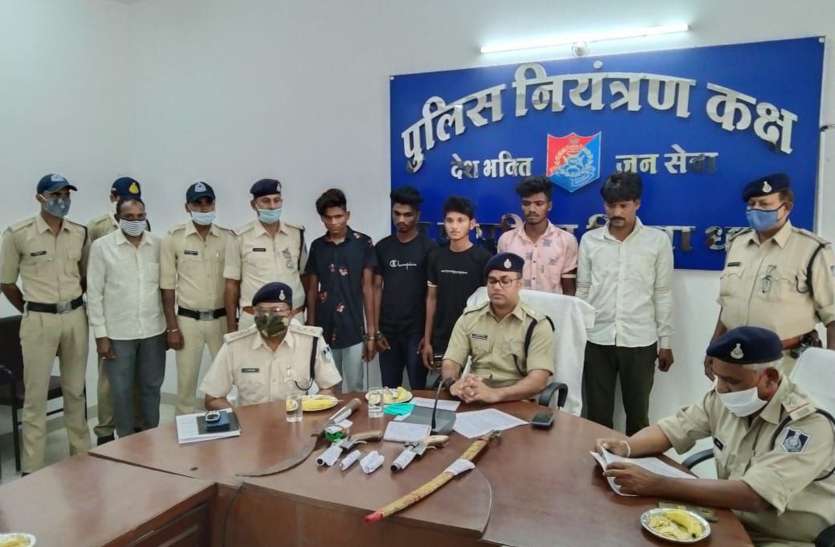 बाइक चोर गिरोह के पांच सदस्य लूट की योजना बनाते पकड़ाए (देखे वीडियो) बाइक चोर गिरोह के पांच सदस्य लूट की योजना बनाते पकड़ाए (देखे वीडियो)