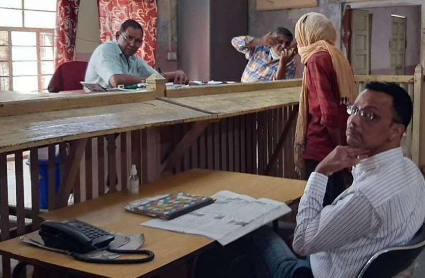 ऐसे तो कैसे जागरूक होंगे लोग...सरकारी नुमाइंदे ही उड़ा रहे ‘नो मास्क-नो एंट्री’ अभियान की खिल्ली ऐसे तो कैसे जागरूक होंगे लोग...सरकारी नुमाइंदे ही उड़ा रहे ‘नो मास्क-नो एंट्री’ अभियान की खिल्ली