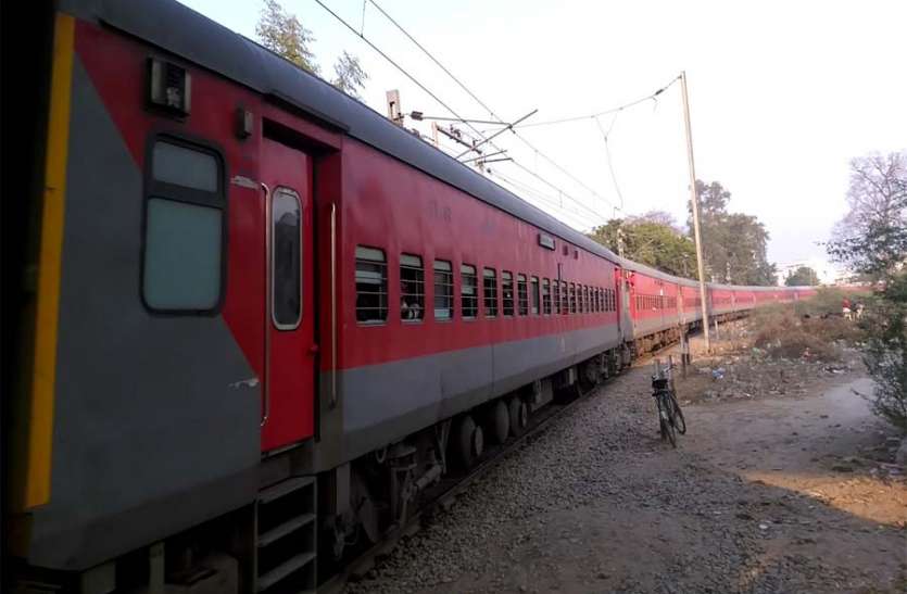 azamgarh news अब सहेली ट्रेन में करेंगी महिला यात्रियों की सुरक्षा, मनचलों की आएगी शामत