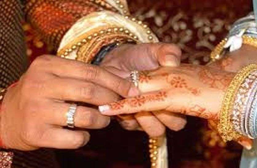 एक युवा की अनूठी पहल : सगाई में लाखों रुपए का टीका ठुकरा महज 101 रुपए नेक में लेकर लिया अपनों से आशीवार्द एक युवा की अनूठी पहल : सगाई में लाखों रुपए का टीका ठुकरा महज 101 रुपए नेक में लेकर लिया अपनों से आशीवार्द