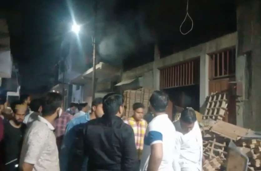 meerut.jpg कैरम बोर्ड के कारखाने में लगी भीषण आग, धुंए से आसपास के घरों में सो रहे लोग भी हो गए बेहोश