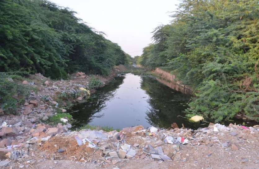 सुरपुरा बांध के चार हजार बीघा डूब क्षेत्र में अतिक्रमण की बाढ़ सुरपुरा बांध के चार हजार बीघा डूब क्षेत्र में अतिक्रमण की बाढ़