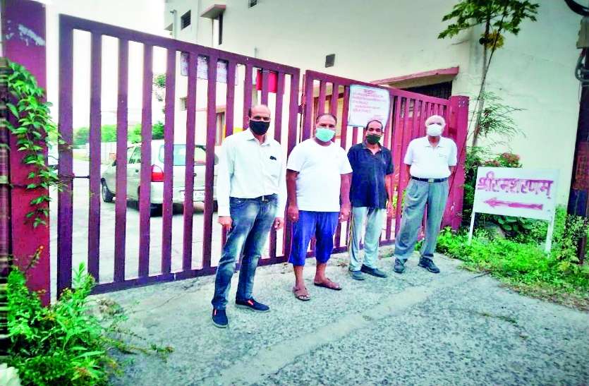 कॉलोनी का गेट बंद, चलना पड़ता है डेढ़ किमी अतिरिक्त कॉलोनी का गेट बंद, चलना पड़ता है डेढ़ किमी अतिरिक्त