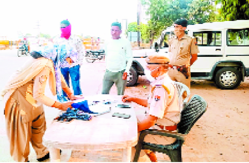 Traffic Department Strict : नियम उल्लंघन करने वाले वाहन चालकों की घेराबंदी Traffic Department Strict : नियम उल्लंघन करने वाले वाहन चालकों की घेराबंदी