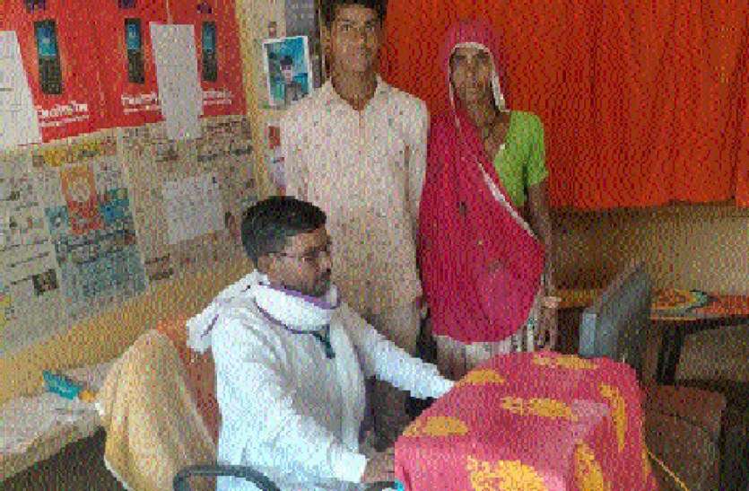 पीईईओ ने अपने वाहन से ले जाकर करवाया ऑनलाइन आवेदन पीईईओ ने अपने वाहन से ले जाकर करवाया ऑनलाइन आवेदन